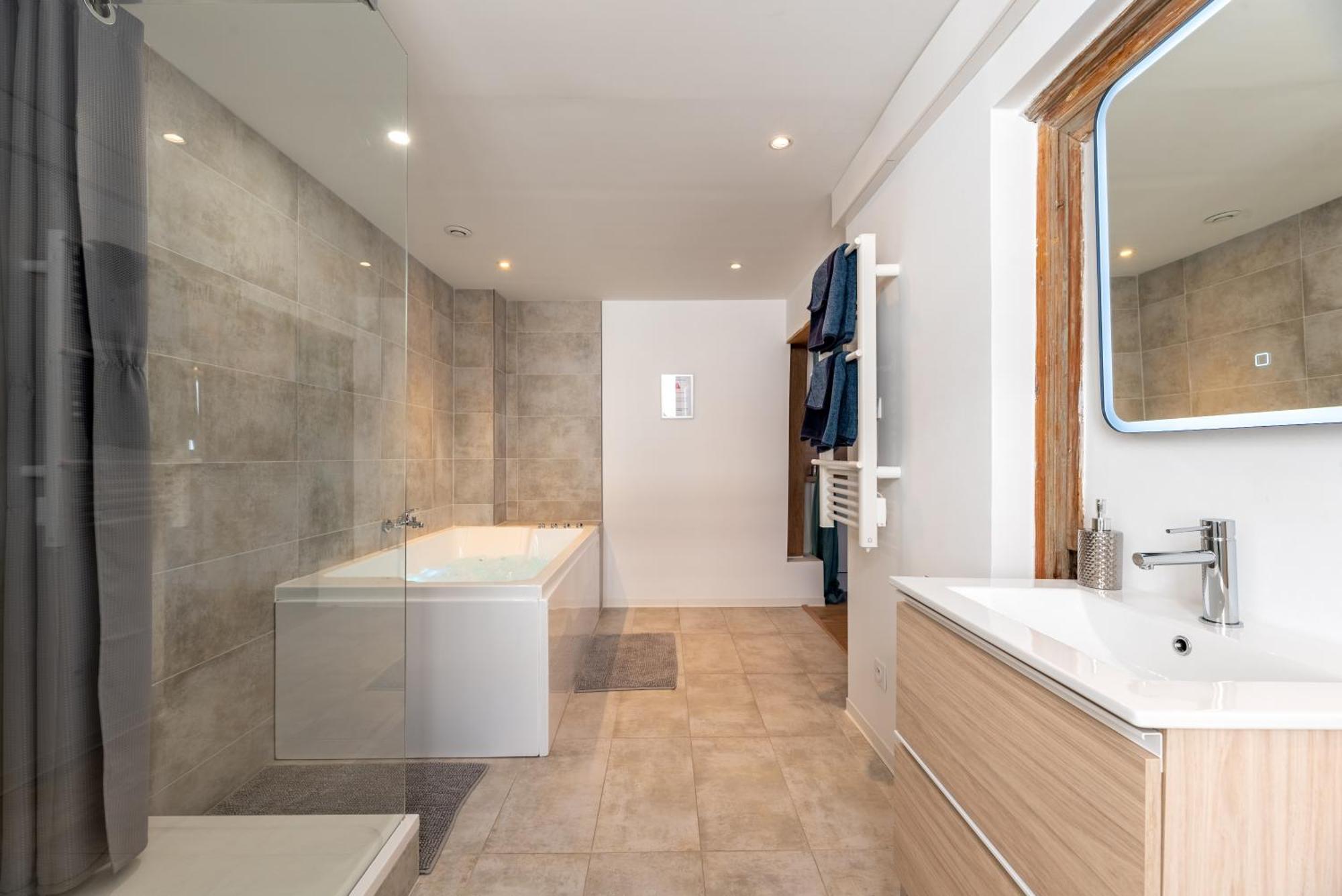 Le Romantique Jacuzzi Centre Apartment *